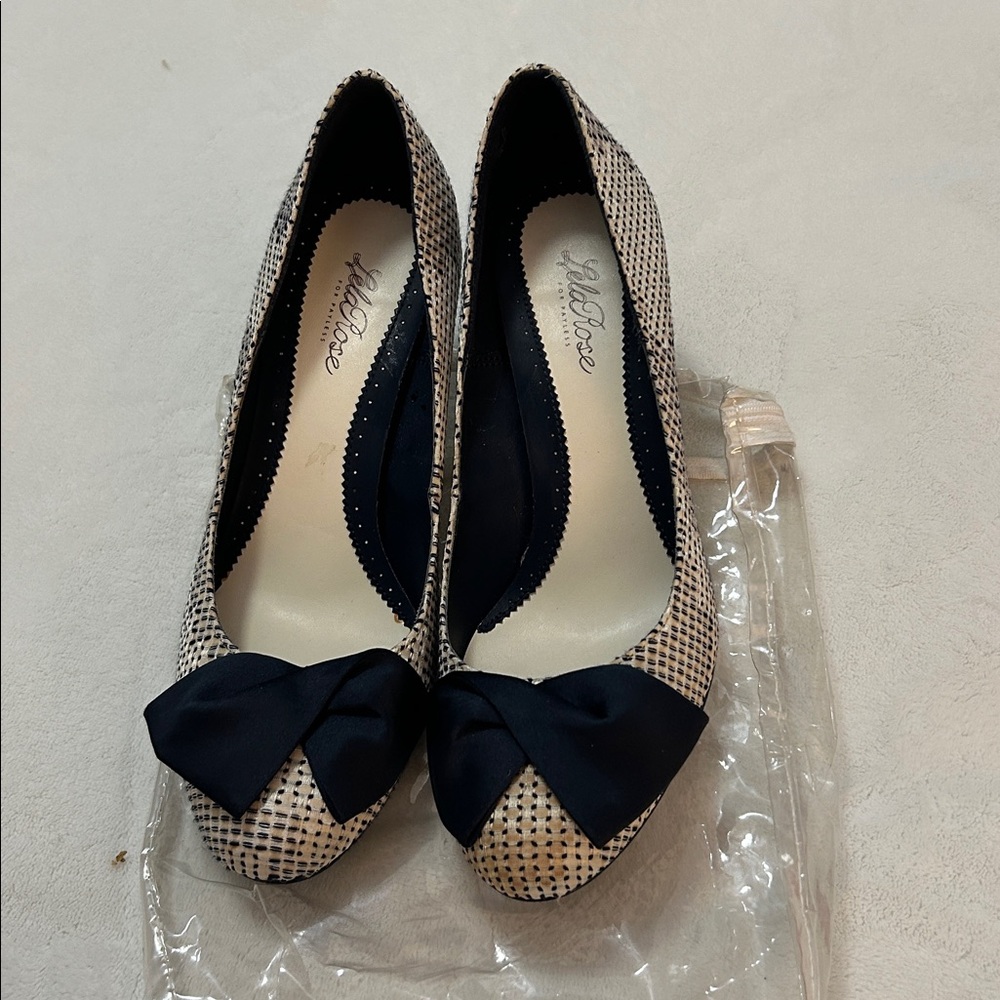 Lela Rose Beige and Black Bow Pointed Toe Heels